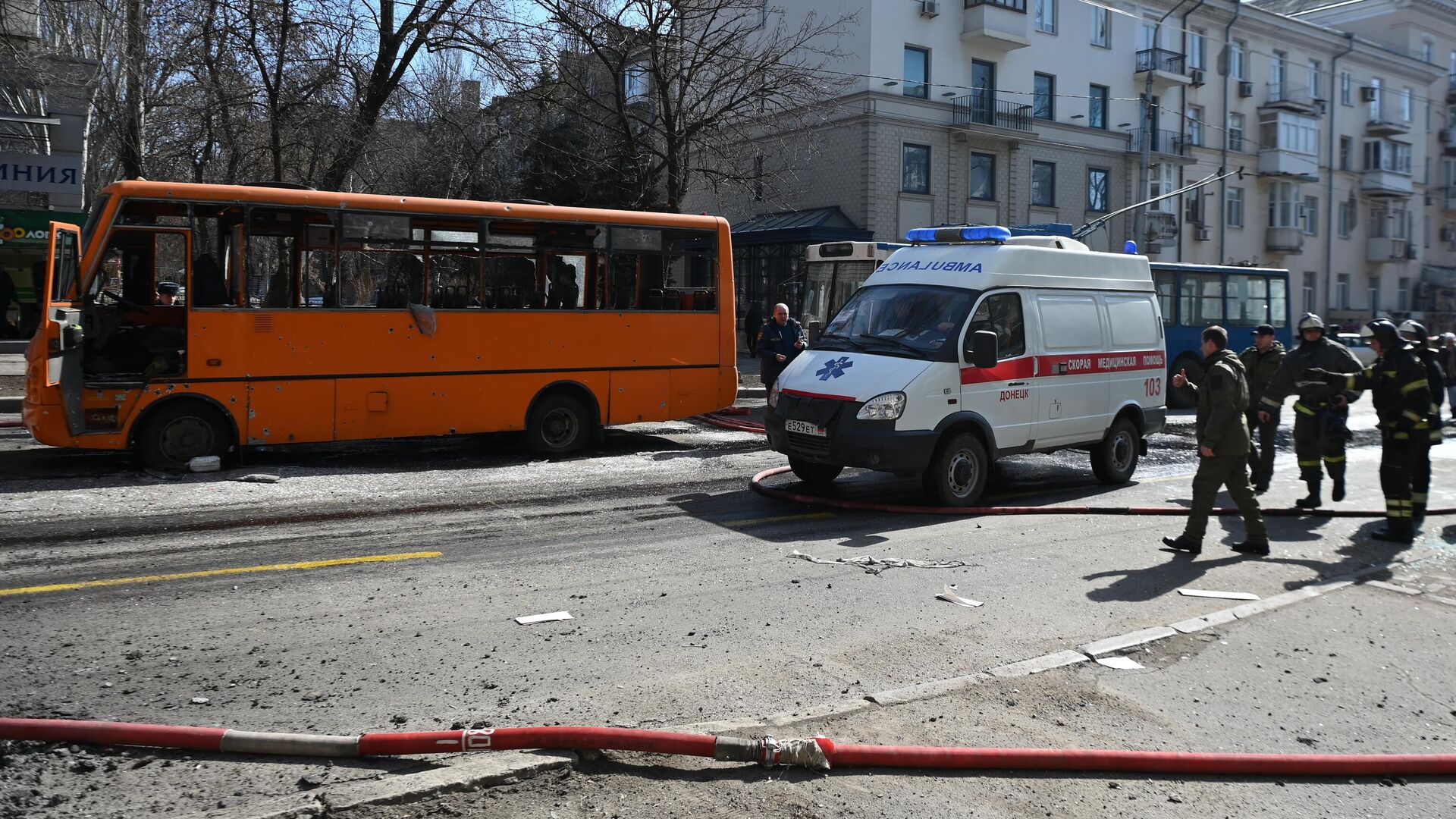 Автомобиль скорой медицинской помощи на месте взрыва в центре Донецка - РИА Новости, 1920, 15.03.2022