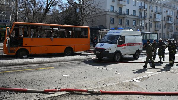 Автомобиль скорой медицинской помощи на месте обстрела в центре Донецка. Архивное фото