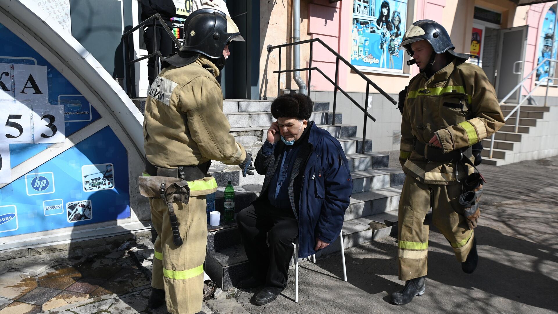 Сотрудники МЧС РФ оказывают помощь мужчине на месте взрыва в центре Донецка - РИА Новости, 1920, 15.03.2022