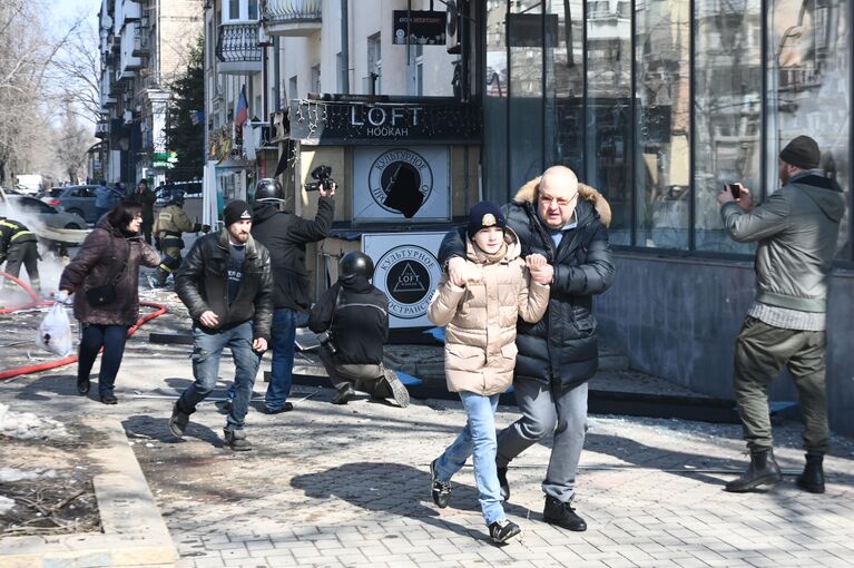 На месте взрыва в центре Донецка. По сообщению штаба территориальной обороны ДНР, двадцать человек погибли, девять ранены из-за атаки украинских войск по Донецку с использованием ракеты Точка-У