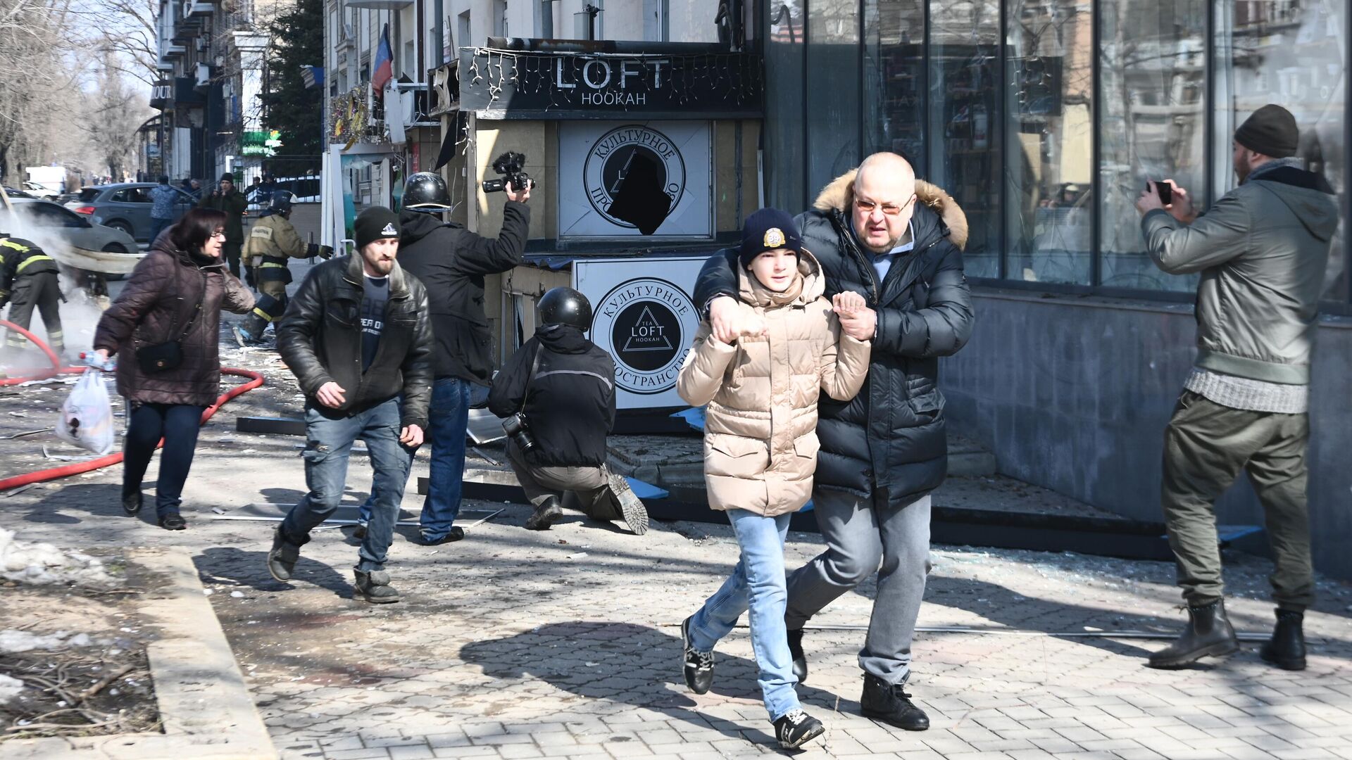 На месте взрыва в центре Донецка. По сообщению штаба территориальной обороны ДНР, двадцать человек погибли, девять ранены из-за атаки украинских войск по Донецку с использованием ракеты Точка-У - РИА Новости, 1920, 20.03.2022