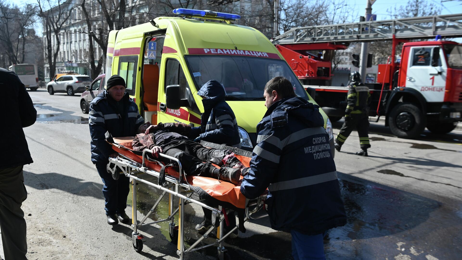 Эвакуация пострадавших в результате взрыва в центре Донецка - РИА Новости, 1920, 23.04.2022