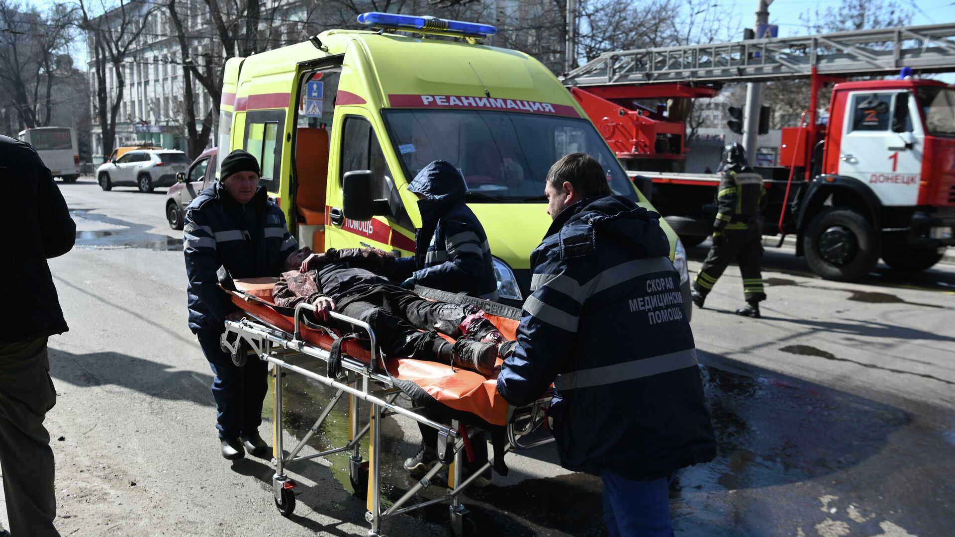 Эвакуация пострадавших в результате взрыва в центре Донецка - РИА Новости, 1920, 14.03.2022