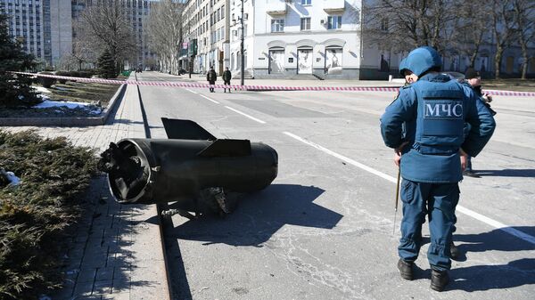 Фрагмент украинской ракеты Точка-У возле Дома правительства в Донецке