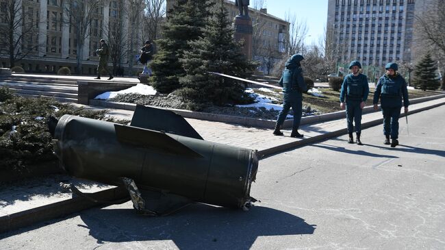 Фрагмент украинской ракеты Точка-У возле Дома правительства в Донецке