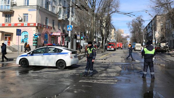Сотрудники правоохранительных органов на месте взрыва в центре Донецка
