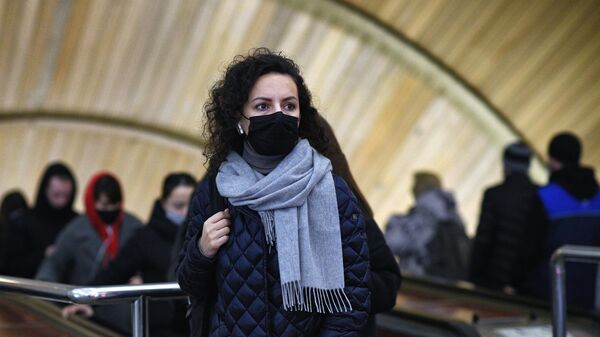 Девушка в защитной маске на станции Цветной бульвар Московского метрополитена