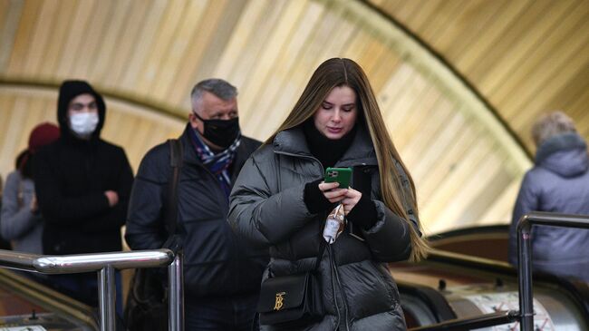 Пассажиры на станции Цветной бульвар Московского метрополитена