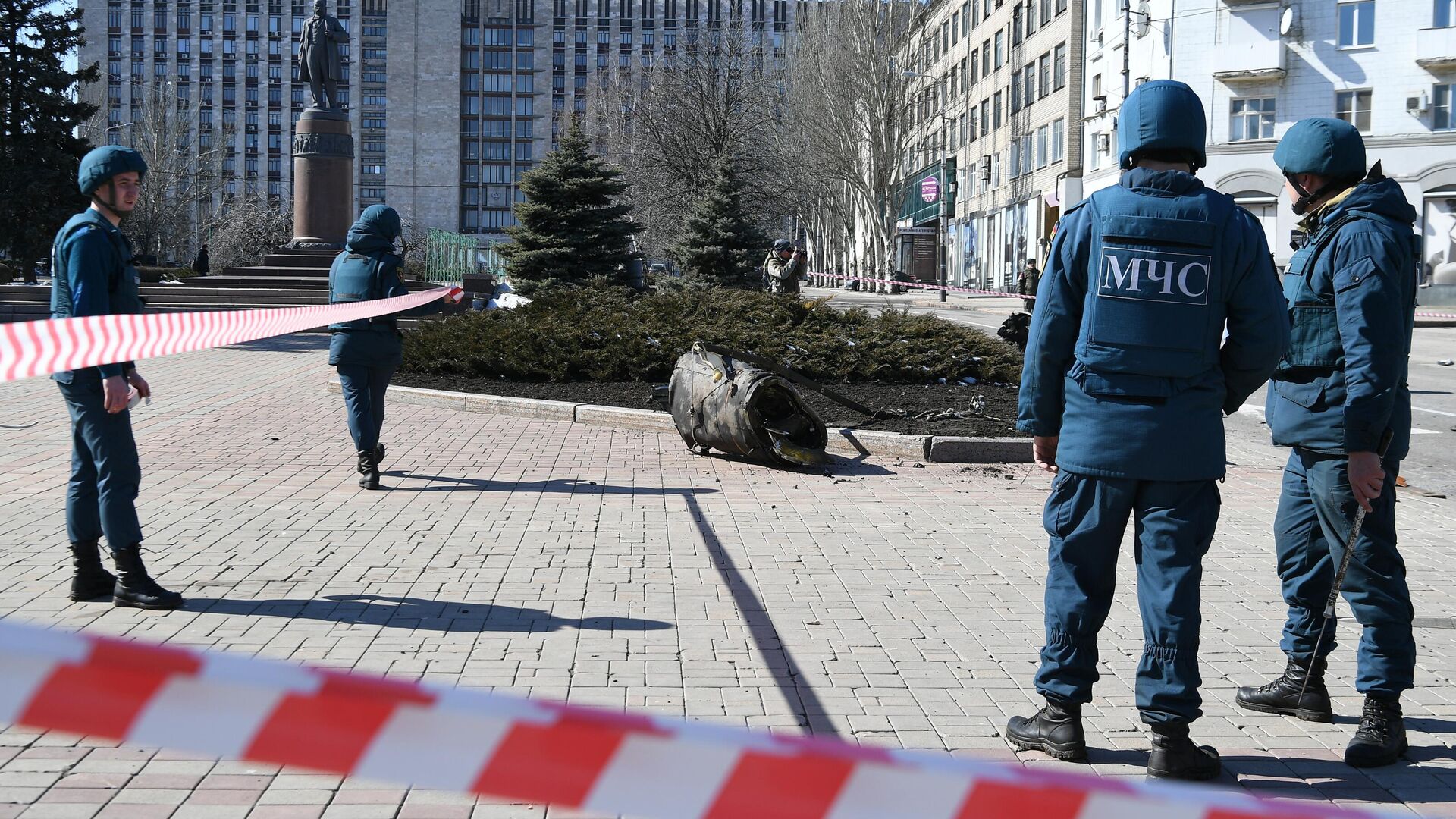 Фрагмент украинской ракеты Точка-У возле Дома правительства в Донецке - РИА Новости, 1920, 19.03.2022