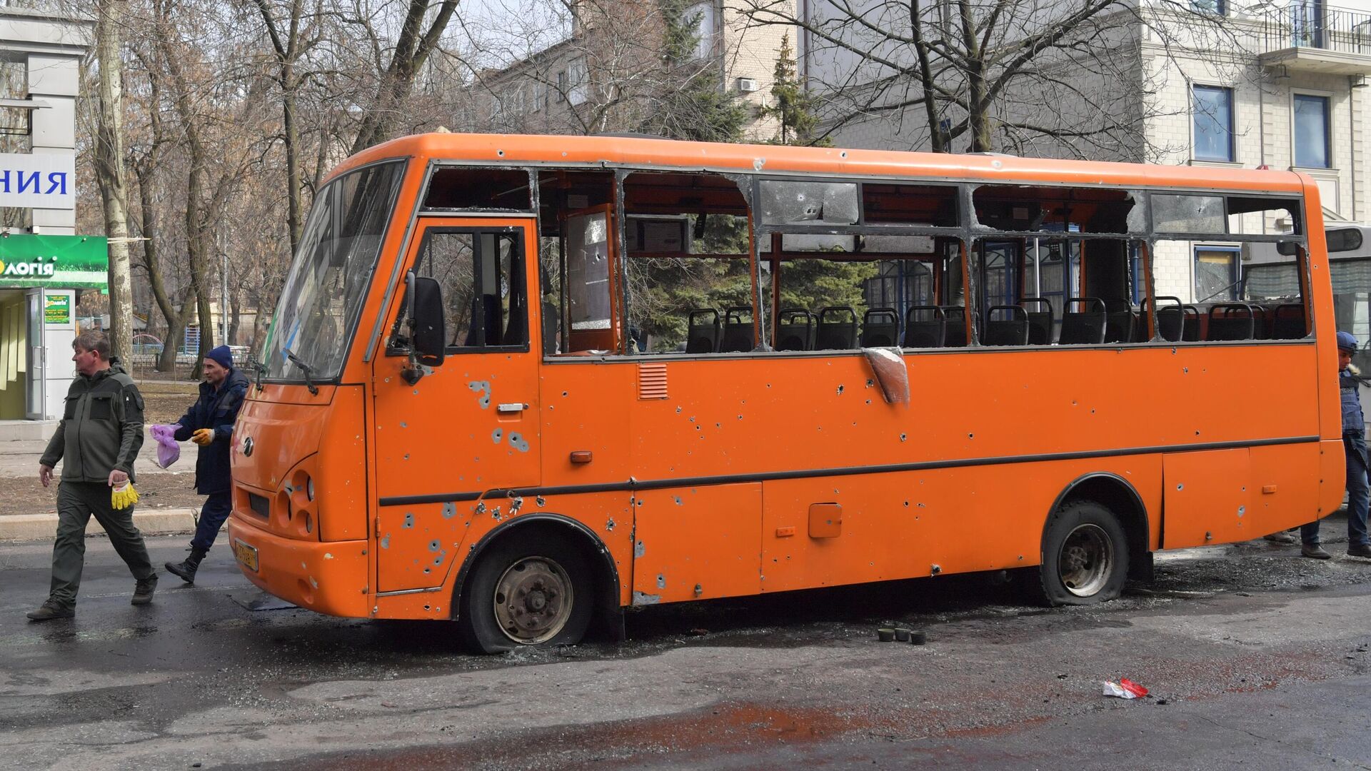 Поврежденный в результате обстрела автобус в центре Донецка - РИА Новости, 1920, 14.03.2022