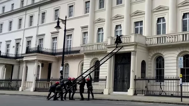 Взлом полицией особняка в Лондоне, приписываемого Дерипаске, который захвачен радикалами