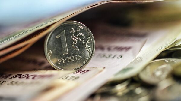 Монета достоинством один рубль и денежные купюры
