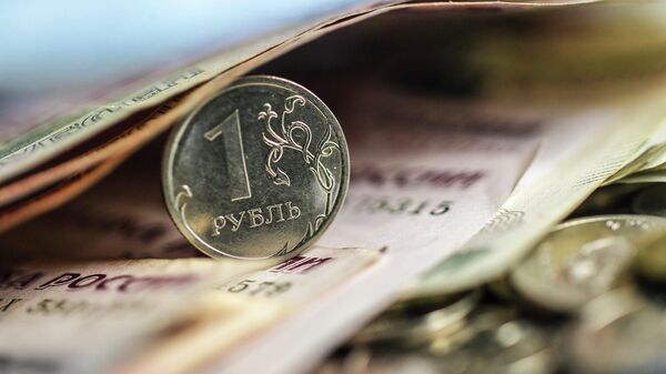 Монета 1 рубль и денежные купюры