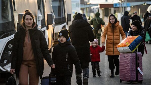 Беженецы на пункте пропуска Армянск на российско-украинской границе в Крыму