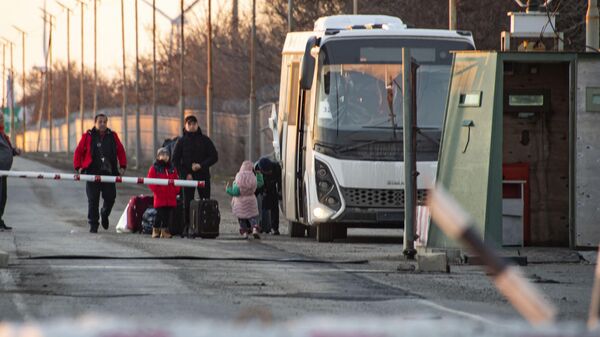 Беженцы из Херсонской области на пункте пропуска Армянск на российско-украинской границе в Крыму