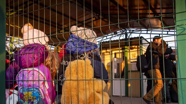 Дети беженцев из Херсонской области на пункте пропуска Армянск на российско-украинской границе в Крыму