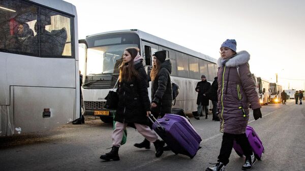 Беженцы из Херсонской области на пункте пропуска Армянск на российско-украинской границе в Крыму