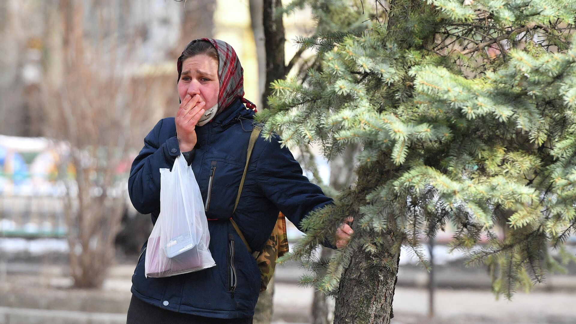Женщина в центре Донецка, где произошел взрыв - РИА Новости, 1920, 14.03.2022