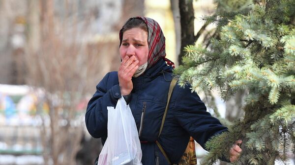 Женщина в центре Донецка, где произошел взрыв
