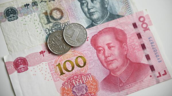 Денежные купюры и монеты китайских юаней