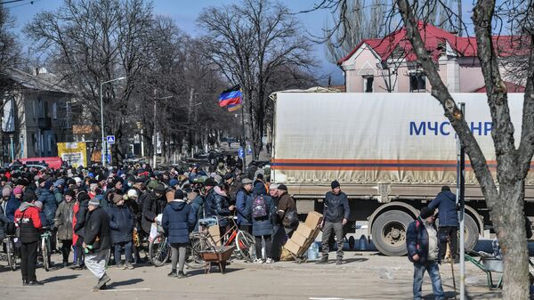 Местные жители получают гуманитарную помощь в перешедшем под контроль ДНР городе Волноваха