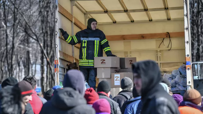 Местные жители получают гуманитарную помощь в перешедшем под контроль ДНР городе Волноваха