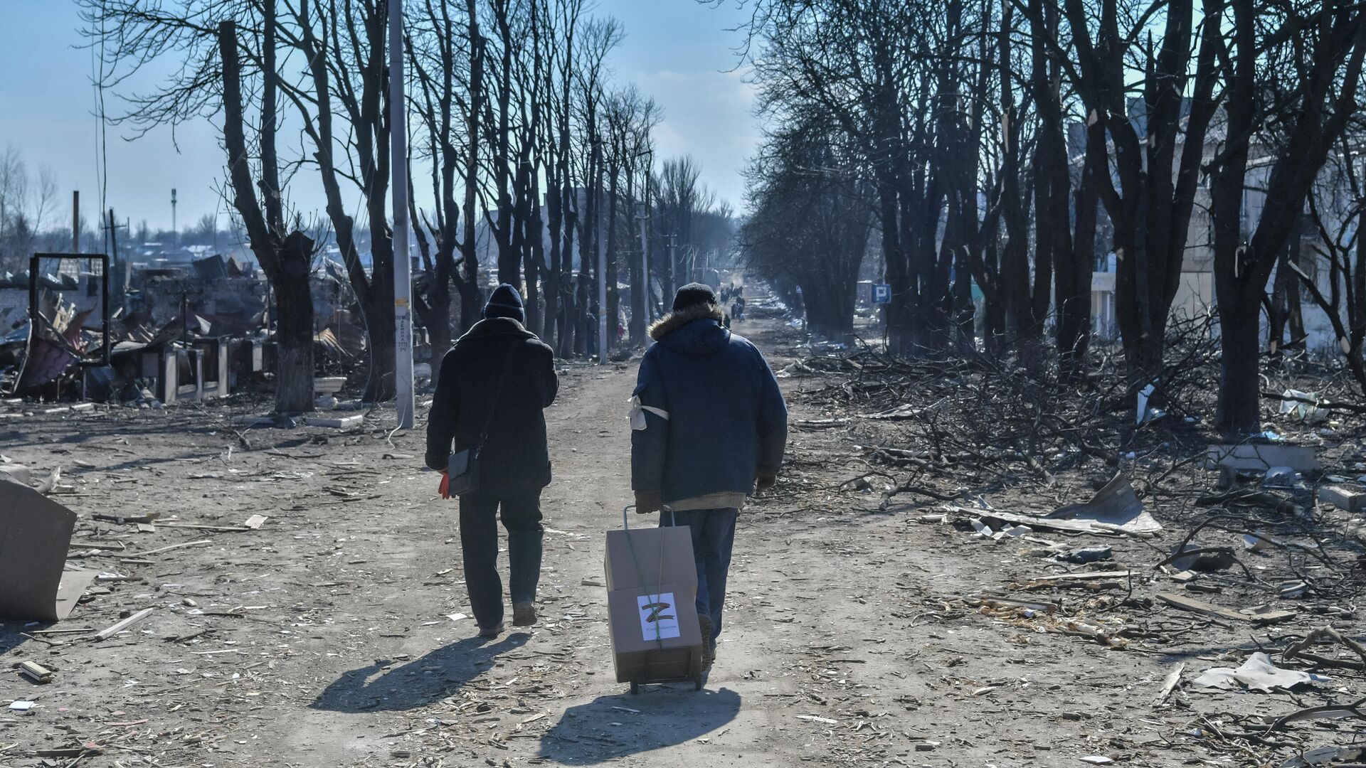 Местные жители везут полученную гуманитарную помощь на улице в перешедшем под контроль ДНР городе Волноваха - РИА Новости, 1920, 21.03.2022