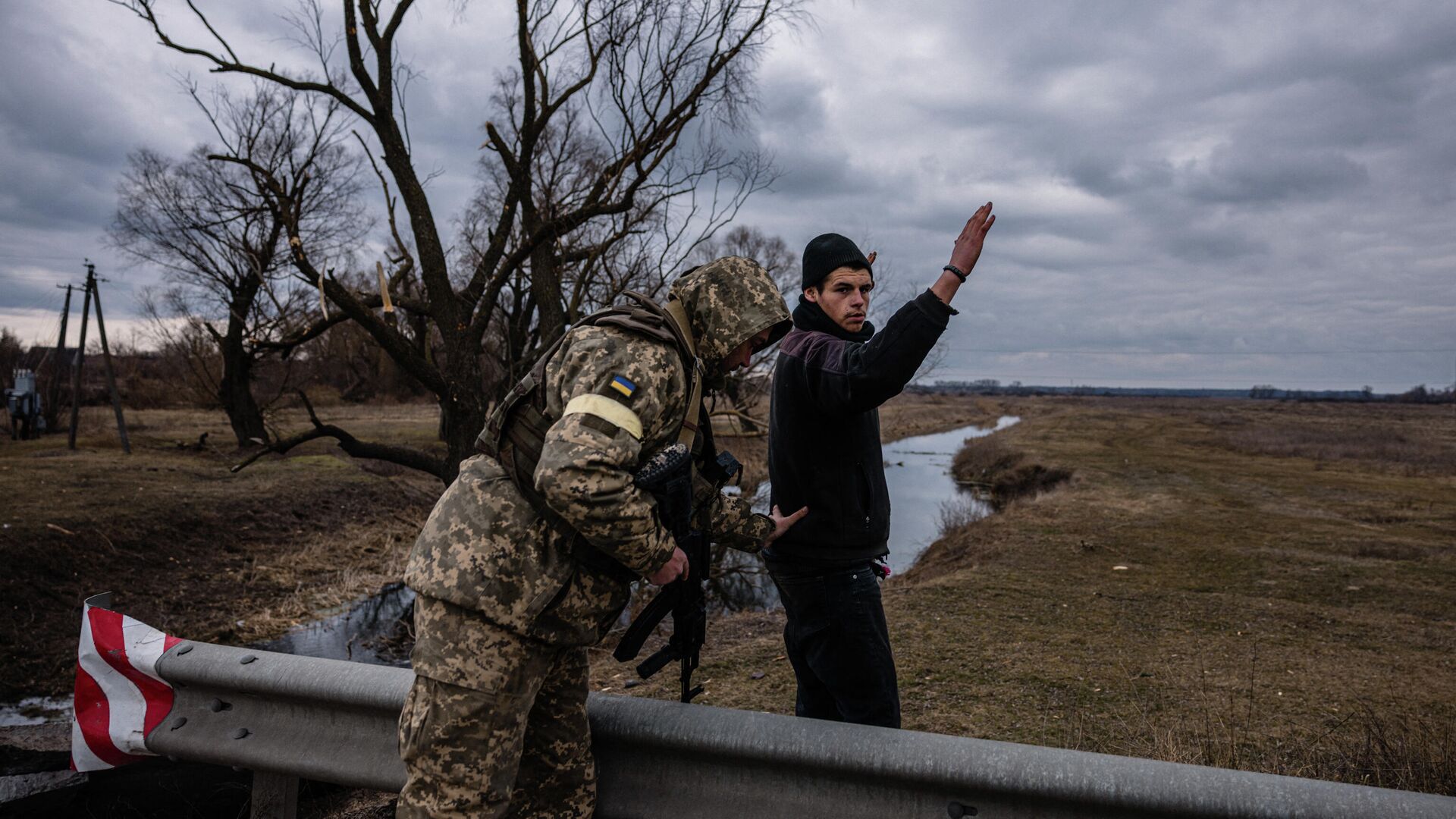 Военнослужащий ВСУ обыскивает мирного жителя в селе к востоку от города Бровары, Украина  - РИА Новости, 1920, 15.03.2022