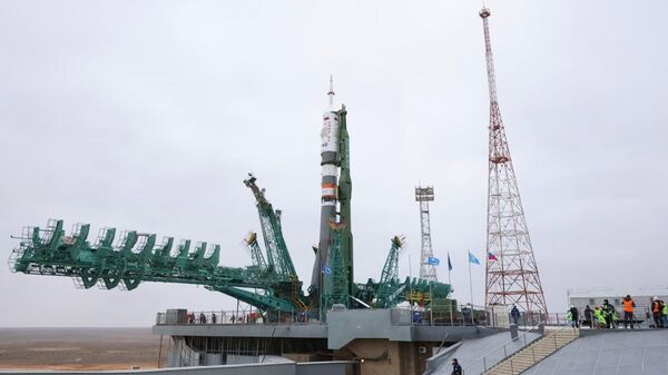 Ракета-носитель Союз-2.1а с пилотируемым кораблем Союз МС-21 во время установки на стартовый комплекс космодрома Байконур
