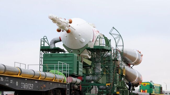 Транспортировка ракеты-носителя Союз-2.1а с пилотируемым кораблем Союз МС-21 на стартовый комплекс космодрома Байконур. 15 марта 2022