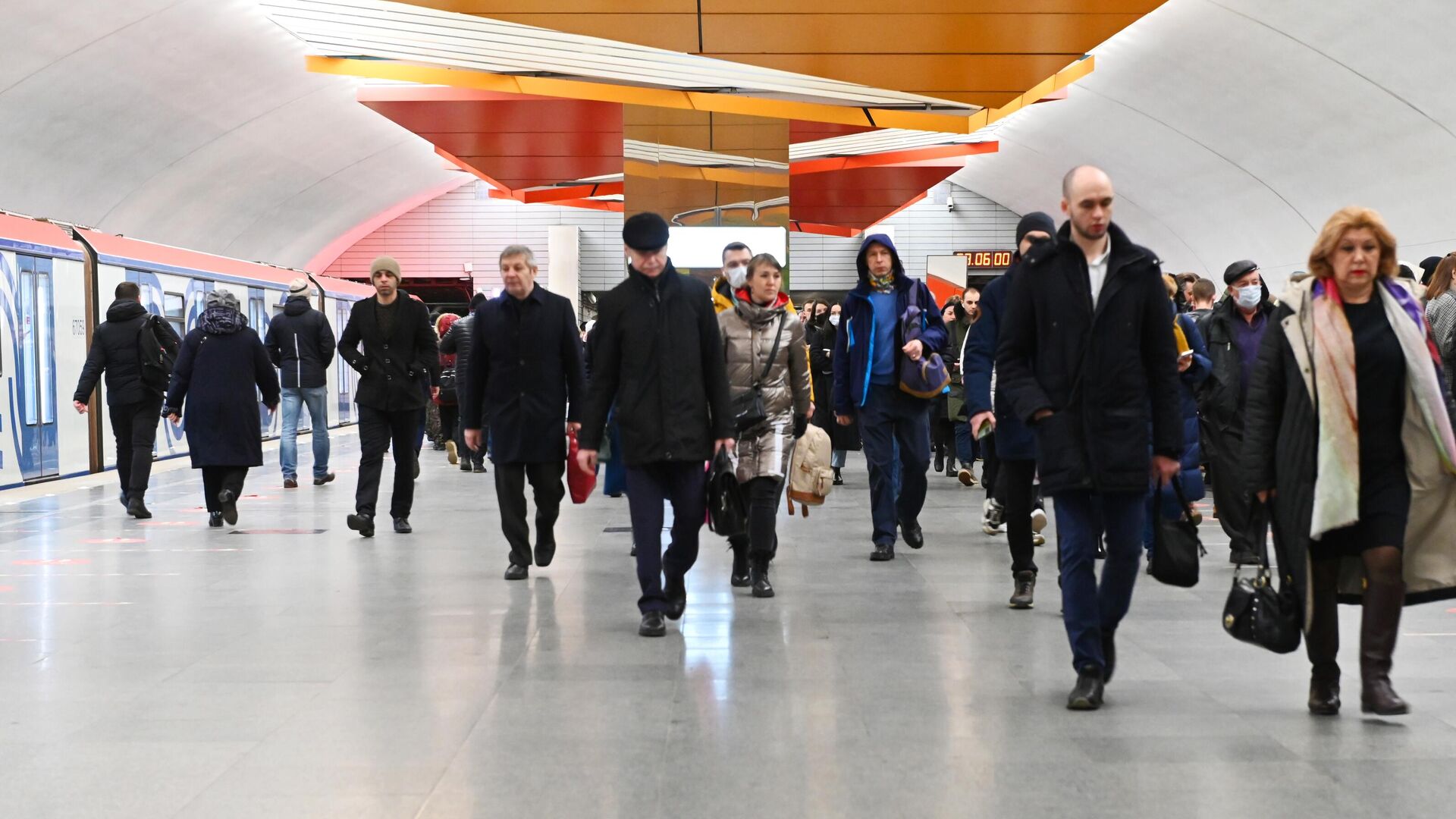 Люди на станции Лермонтовский проспект Московского метрополитена. 15 марта 2022 - РИА Новости, 1920, 15.03.2022