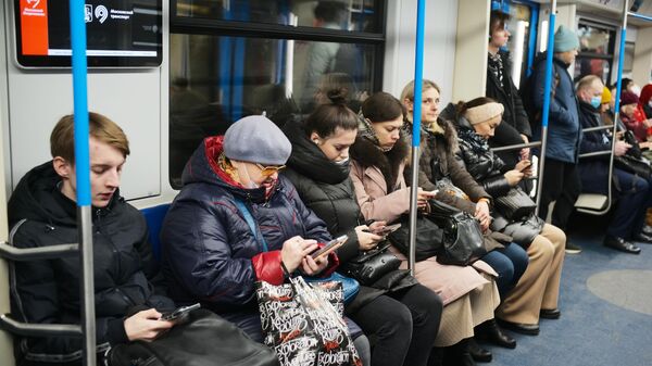Люди в вагоне поезда Московского метрополитена