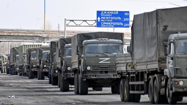 Колонна российской военной техники на шоссе в окрестностях Херсона