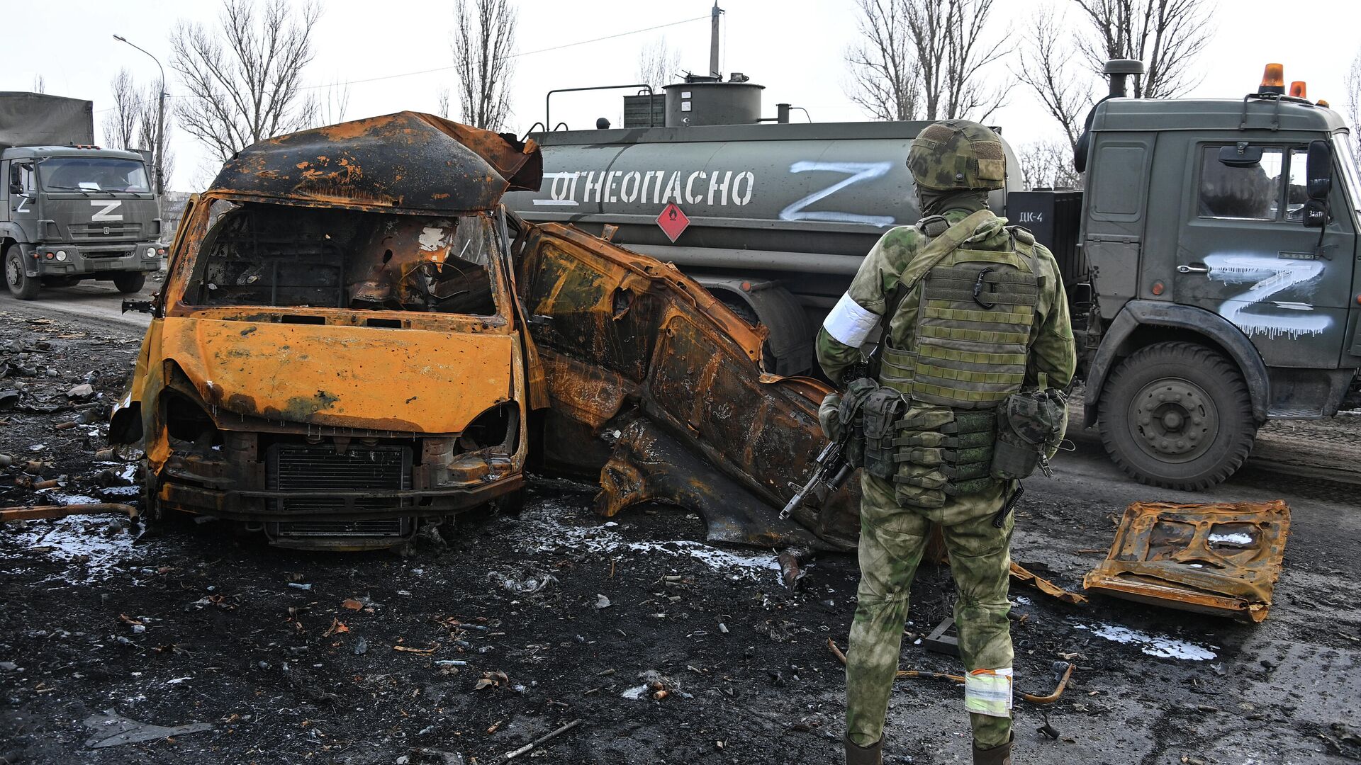 Колонна российской военной техники на шоссе в окрестностях Херсона - РИА Новости, 1920, 16.03.2022