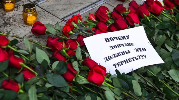 Цветы на месте гибели людей от обстрела в Донецке