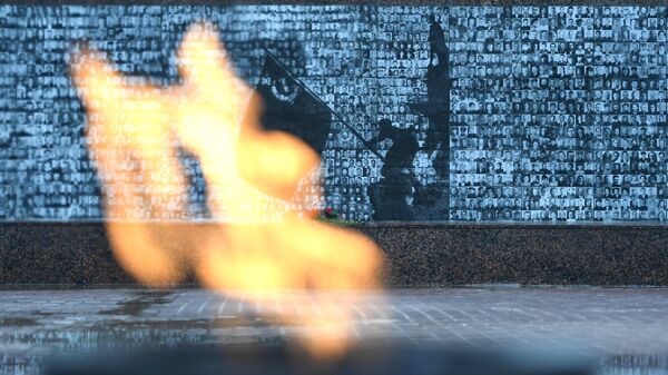 Вечный огонь в сквере памяти героев в Смоленске