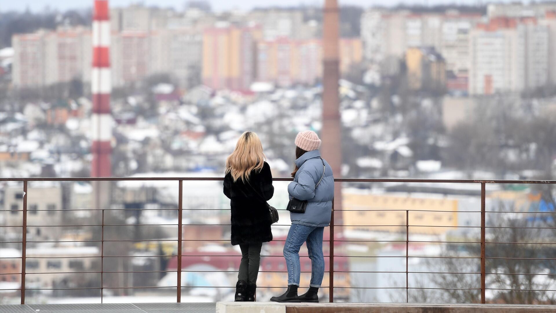 Девушки на смотровой площадке в Смоленске - РИА Новости, 1920, 24.01.2023