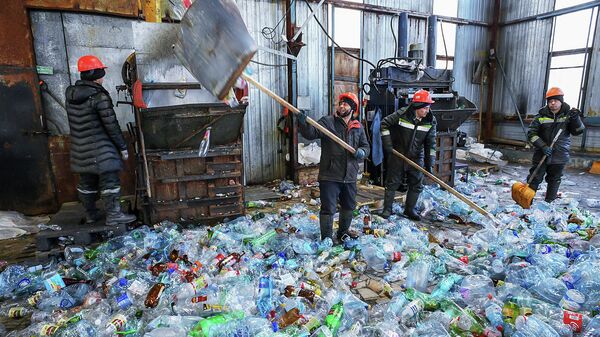 Сортировка пластиковых отходов на площадке по переработке пластика