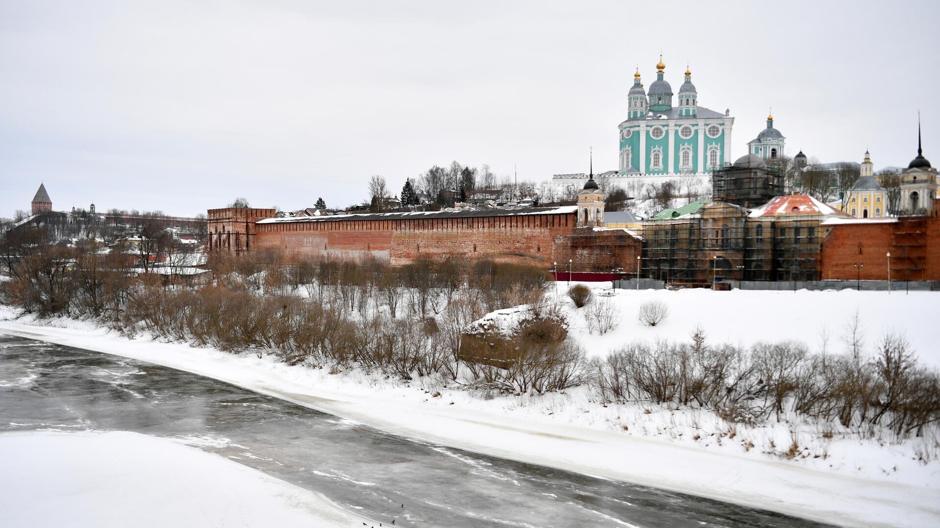 Река Днепр и Кафедральный собор Успения Пресвятой Богородицы в Смоленске - РИА Новости, 1920, 16.11.2023