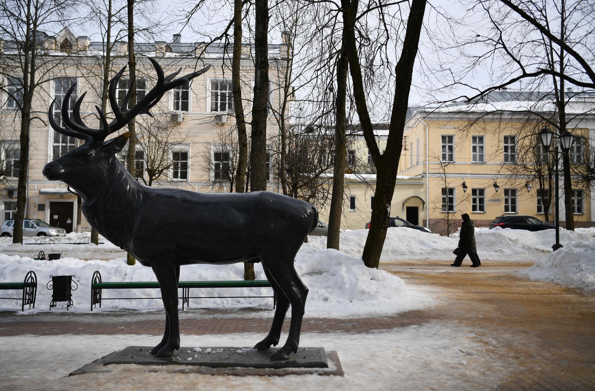 Скульптура Оленя работы немецкого анималиста Рихарда Фризе, перемещенная из Германии после окончания Великой Отечественной войны, в Саду Блонье в Смоленске - РИА Новости, 1920, 15.03.2022