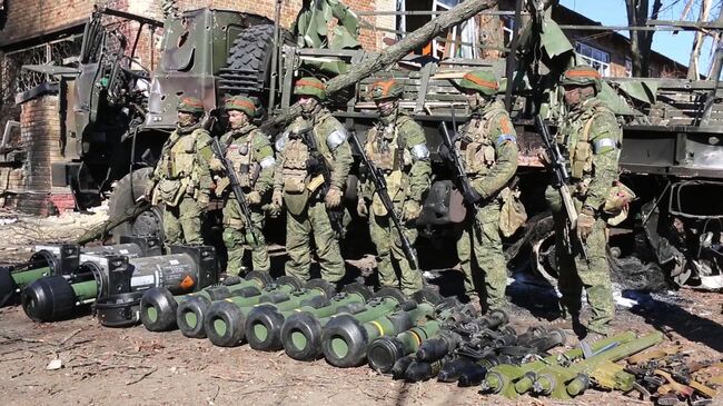 Российские десантники демонстрируют переносные противотанковые управляемые ракеты NLAW, захваченные в бою против украинских военнослужащих на Украине. Стоп-кадр видео