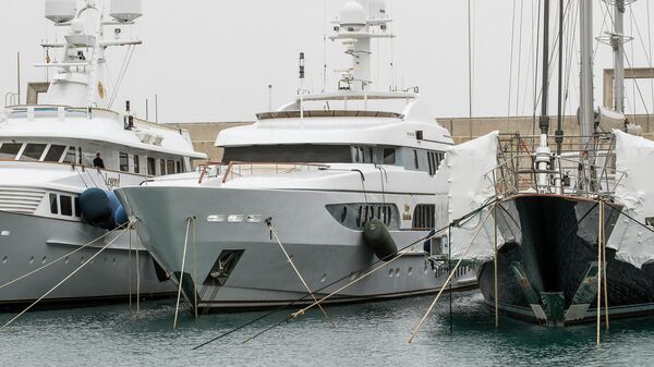 Яхта Леди Анастасия, пришвартованная к причалу в Пуэрто-Адриано в Кальвиа на острове Майорка. 15 марта 2022