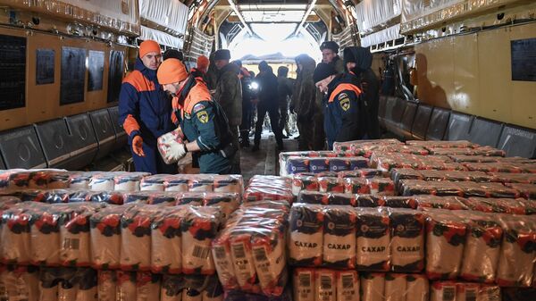 Военнослужащие и сотрудники МЧС РФ разгружают гуманитарную помощь для жителей Запорожской области