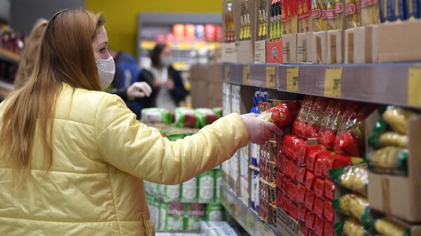 Девушка выбирает продукты в магазине Чижик в Москве.