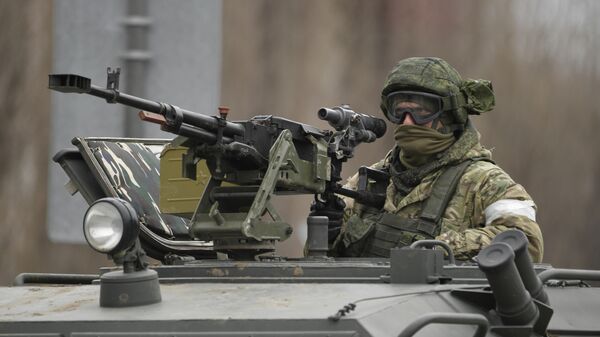 Российский военнослужащий возле границы с Украиной