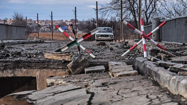 Машина у разрушенного моста между поселками Сартана и Калиновка в пригородах Мариуполя