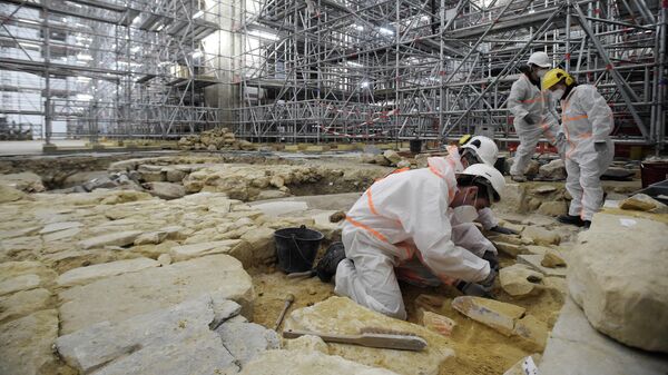 Археологи на месте раскопок в соборе Парижской Богоматери