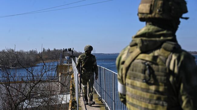 Военнослужащие ВС России на дамбе Северо-Крымского канала в Херсонской области