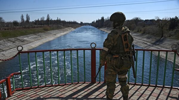 Военнослужащий ВС РФ на дамбе Северо-Крымского канала в Херсонской области