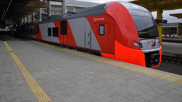 Скоростной поезд Ласточка перед отправлением с центрального железнодорожного вокзала Минска в Москву